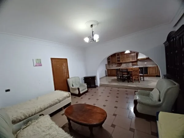 Tirane, jepet me qera Vile 3+1 Kati 2, 120 m² 350 € (Kinostudio)