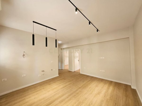 Tirane, jepet me qera zyre Kati 1, 70 m² 1.000 € (QENDER MBI NEPTUN)
