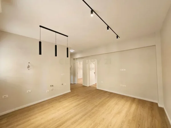 Tirane, jepet me qera zyre Kati 1, 70 m² 1.000 € (QENDER MBI NEPTUN)