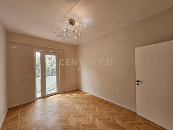 Tirane, jepet me qera zyre Kati 1, 70 m² 1.000 € (QENDER MBI NEPTUN)