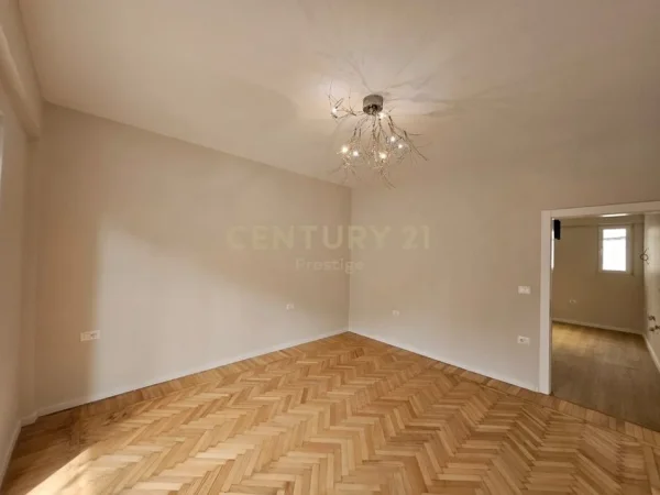 Tirane, jepet me qera zyre Kati 1, 70 m² 1.000 € (QENDER MBI NEPTUN)
