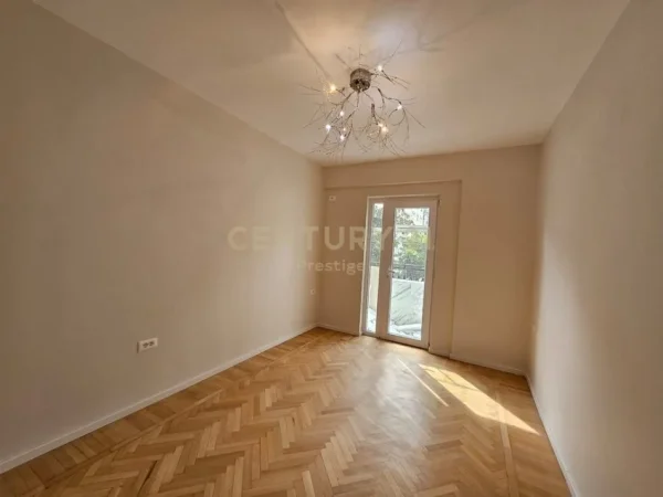 Tirane, jepet me qera zyre Kati 1, 70 m² 1.000 € (QENDER MBI NEPTUN)