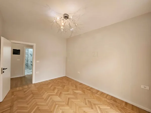 Tirane, jepet me qera zyre Kati 1, 70 m² 1.000 € (QENDER MBI NEPTUN)