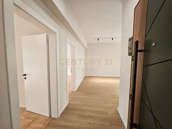 Tirane, jepet me qera zyre Kati 1, 70 m² 1.000 € (QENDER MBI NEPTUN)