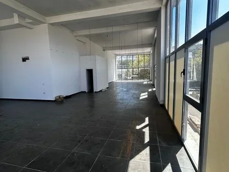 Tirane, jepet me qera ambjent biznesi Kati 1, 216 m² 1.000 € 
