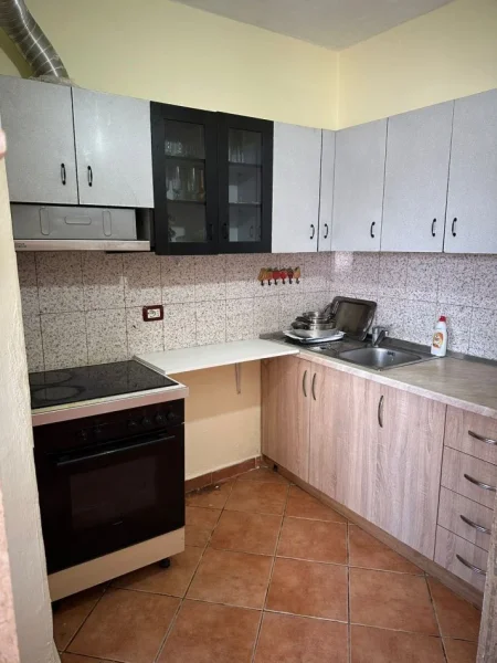 Tirane, jepet me qera apartament 1+1 Kati 4, 65 m² 40.000 € (Laprake)