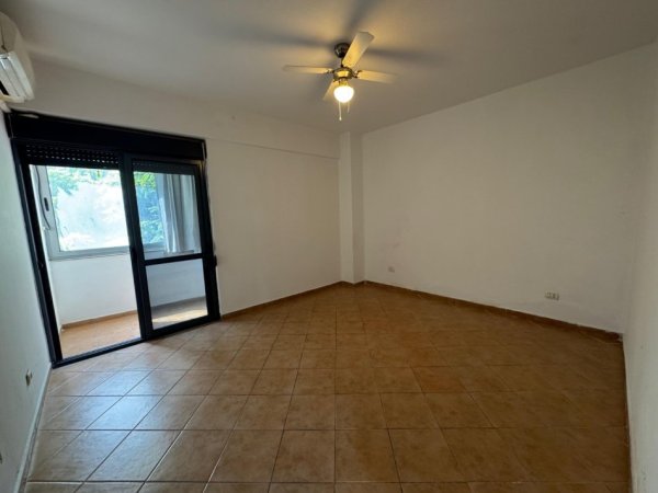 Tirane, shitet apartament 2+1+Ballkon Kati 3, 126 m² 260.000 € (Rruga Kavajes)