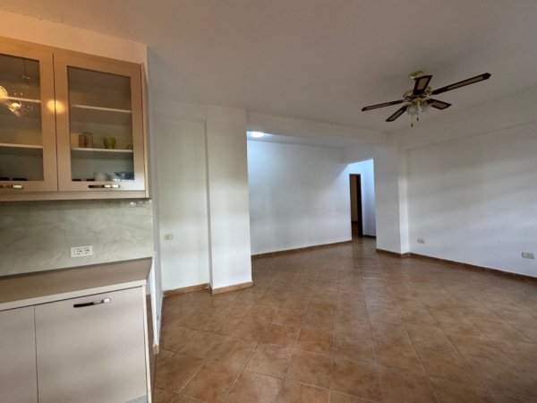 Tirane, shitet apartament 2+1+Ballkon Kati 3, 126 m² 260.000 € (Rruga Kavajes)