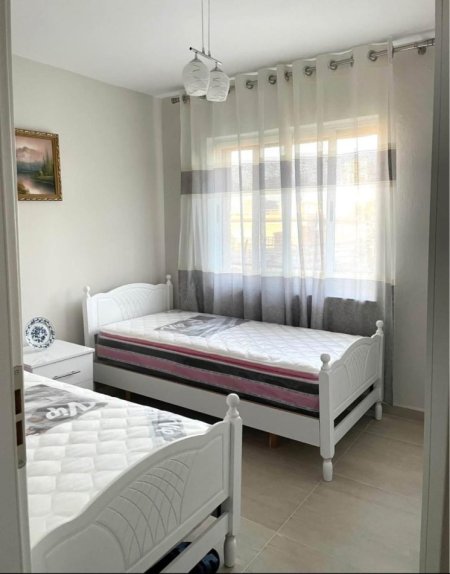 Tirane, jepet me qera apartament 3+1 Kati 5, 90 m² 750 € (Rruga Fortuzi)