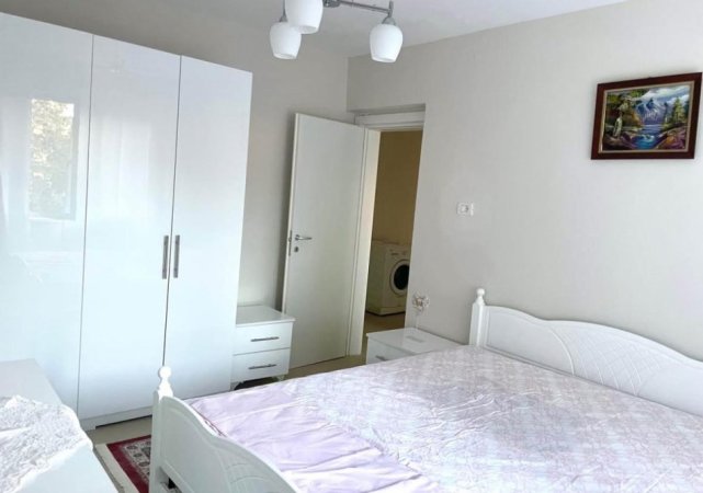 Tirane, jepet me qera apartament 3+1 Kati 5, 90 m² 750 € (Rruga Fortuzi)