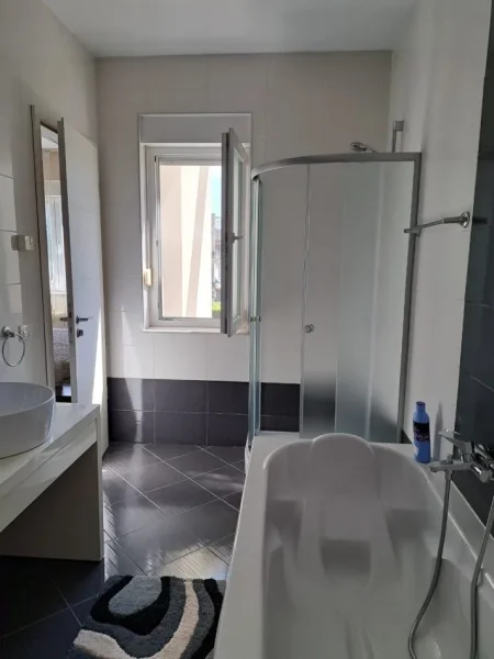 Tirane, jepet me qera apartament 2+1 Kati 0, 120 m² 900 € (Rruga Ibrahim Shalqizi)