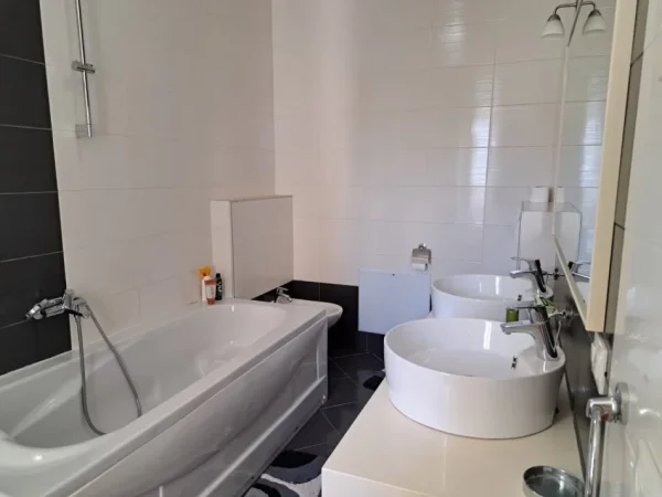 Tirane, jepet me qera apartament 2+1 Kati 0, 120 m² 900 € (Rruga Ibrahim Shalqizi)