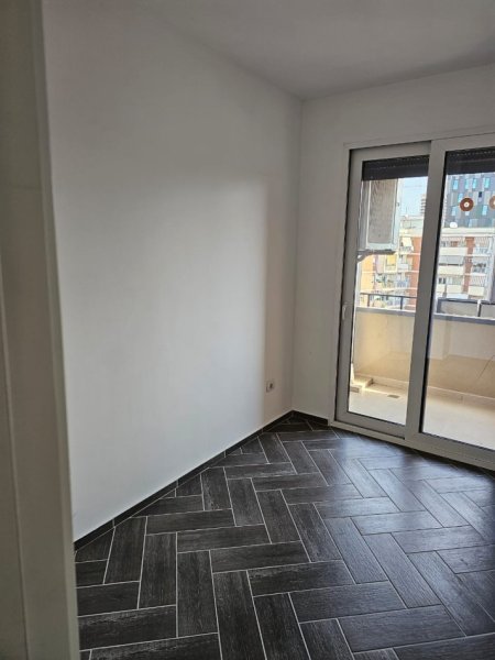 Tirane, jepet me qera ambjent biznesi Kati 8, 74 m² 1.000 € (Myslym Shyri)