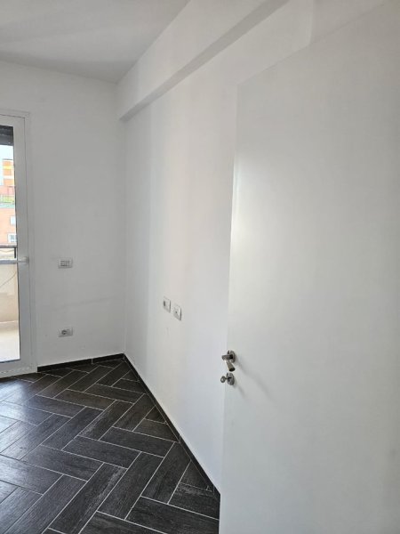 Tirane, jepet me qera ambjent biznesi Kati 8, 74 m² 1.000 € (Myslym Shyri)