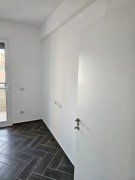 Tirane, jepet me qera ambjent biznesi Kati 8, 74 m² 800 € (Myslym Shyri)