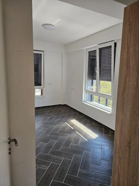 Tirane, jepet me qera ambjent biznesi Kati 8, 74 m² 800 € (Myslym Shyri)