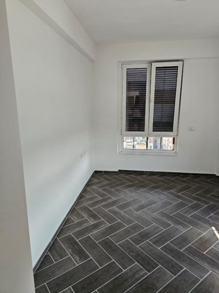 Tirane, jepet me qera ambjent biznesi Kati 8, 74 m² 1.000 € (Myslym Shyri)
