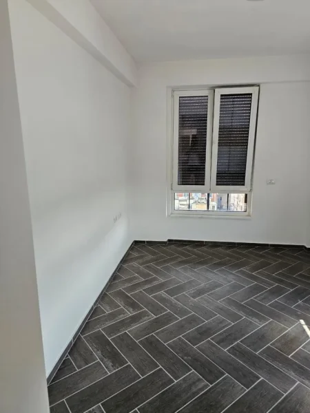 Tirane, jepet me qera ambjent biznesi Kati 8, 74 m² 800 € (Myslym Shyri)