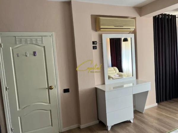 Tirane, jepet me qera apartament 3+1 Kati 4, 120 m² 650 € (RRUGA E DIBRES)