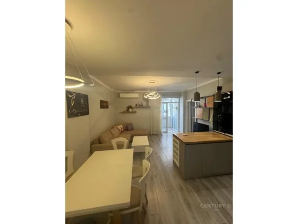 Tirane, jepet me qera apartament 3+1 Kati 3, 113 m² 900 € (Komune te Parisit)