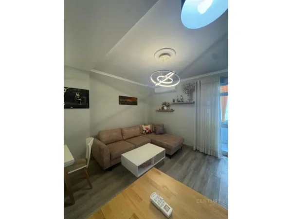 Tirane, jepet me qera apartament 3+1 Kati 3, 113 m² 900 € (Komune te Parisit)