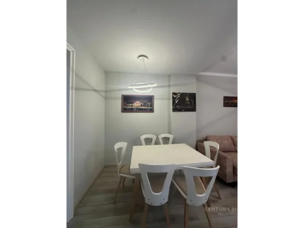Tirane, jepet me qera apartament 3+1 Kati 3, 113 m² 900 € (Komune te Parisit)