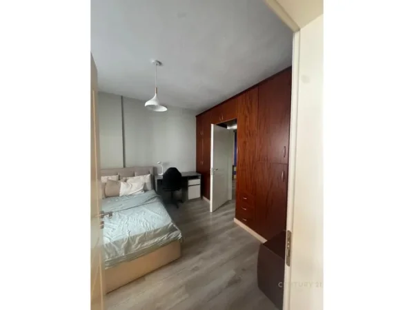 Tirane, jepet me qera apartament 3+1 Kati 3, 113 m² 900 € (Komune te Parisit)