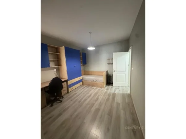 Tirane, jepet me qera apartament 3+1 Kati 3, 113 m² 900 € (Komune te Parisit)