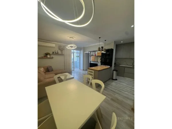 Tirane, jepet me qera apartament 3+1 Kati 3, 113 m² 900 € (Komune te Parisit)
