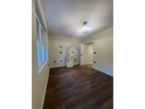 Tirane, shes apartament 1+1 Kati 1, 40 m² 105.000 € (21 Dhjetori MOZAIKU I TIRANES)