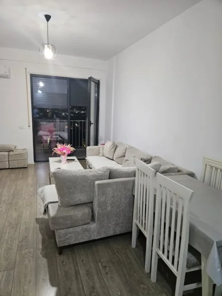 Tirane, jepet me qera apartament 1+1 Kati 6, 70 m² 500 € (Xhamlliku)