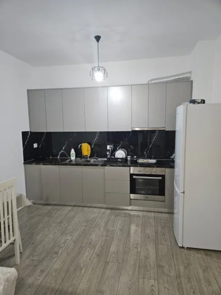 Tirane, jepet me qera apartament 1+1 Kati 6, 70 m² 500 € (Xhamlliku)
