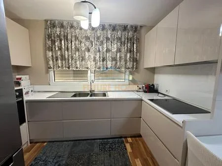 Tirane, jepet me qera apartament 1+1 Kati 5, 80 m² 730 € 