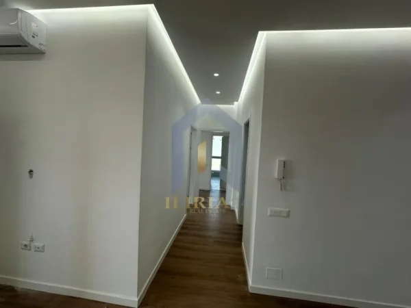 Tirane, jepet me qera apartament 2+1+Ballkon Kati 3, 114 m² 800 € (Fusha e Aviacionit)