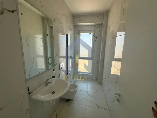 Tirane, jepet me qera apartament 2+1+Ballkon Kati 3, 114 m² 800 € (Fusha e Aviacionit)