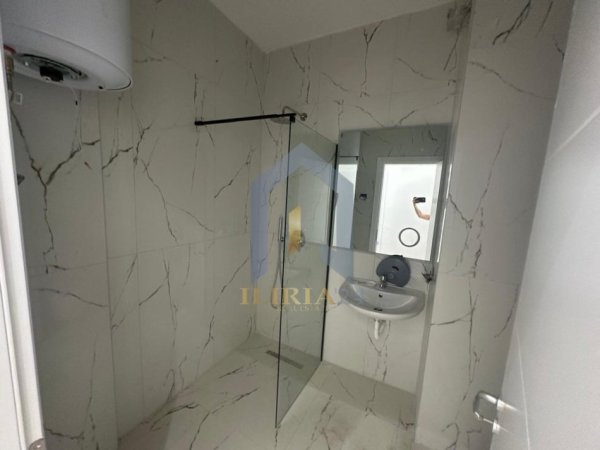 Tirane, jepet me qera apartament 2+1+Ballkon Kati 3, 114 m² 800 € (Fusha e Aviacionit)