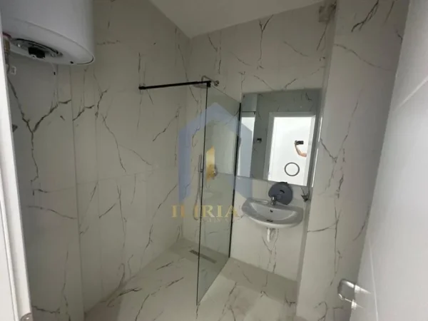 Tirane, jepet me qera apartament 2+1+Ballkon Kati 3, 114 m² 800 € (Fusha e Aviacionit)