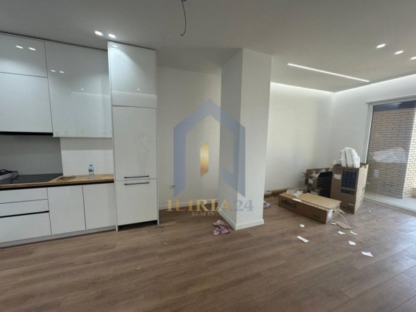 Tirane, jepet me qera apartament 2+1+Ballkon Kati 3, 114 m² 800 € (Fusha e Aviacionit)
