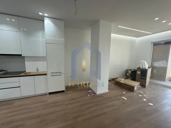 Tirane, jepet me qera apartament 2+1+Ballkon Kati 3, 114 m² 800 € (Fusha e Aviacionit)