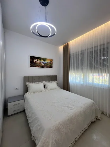 Tirane, jepet me qera apartament 2+1+Ballkon Kati 4, 750 € (Rezidenca Henke, prane Spitalit Amerikan 3)