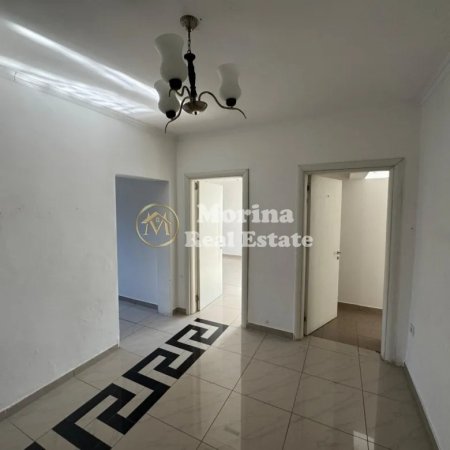 Tirane, jepet me qera ambjent biznesi Kati 1, 100 m² 800 € (Rruga e Durrsit)