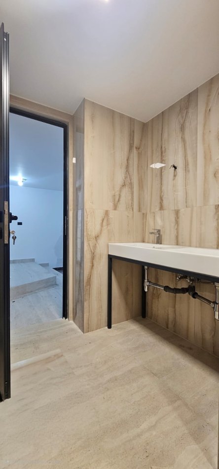 Jepet Ambient Biznesi me Qera tek Rruga Sami Frashëri, pranë Farmacisë Blloku, Tiranë,Kati -0.5 , 200 m² 400 €uro