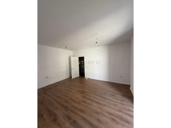 Tirane, shitet apartament 1+1+Ballkon Kati 2, 66 m² (UET)