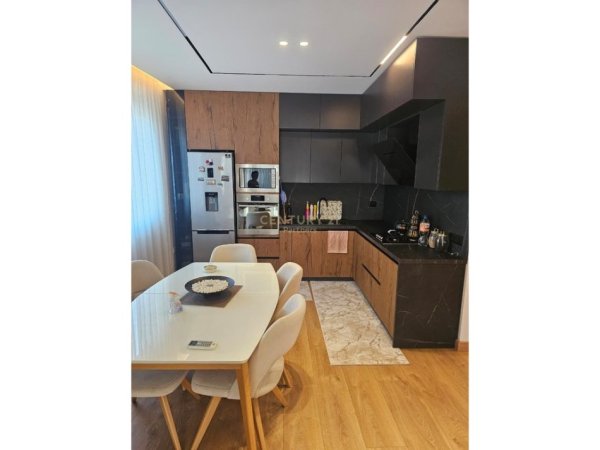 Tirane, jepet me qera apartament 2+1 Kati 5, 100 m² 650 € (partners121541)