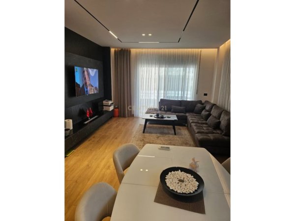 Tirane, jepet me qera apartament 2+1 Kati 5, 100 m² 650 € (partners121541)