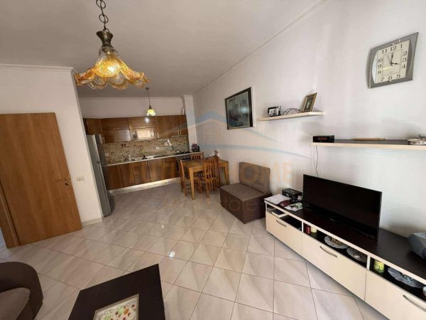 Tirane, jepet me qera apartament 2+1 Kati 5, 109 m² 460 € (Unaza e Re, pranë Bar Tubino.)