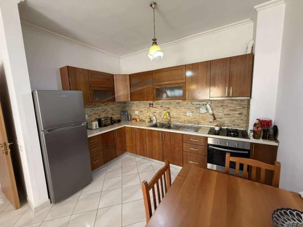 Tirane, jepet me qera apartament 2+1 Kati 5, 109 m² 460 € (Unaza e Re, pranë Bar Tubino.)