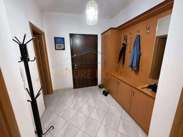 Tirane, jepet me qera apartament 2+1 Kati 5, 109 m² 460 € (Unaza e Re, pranë Bar Tubino.)