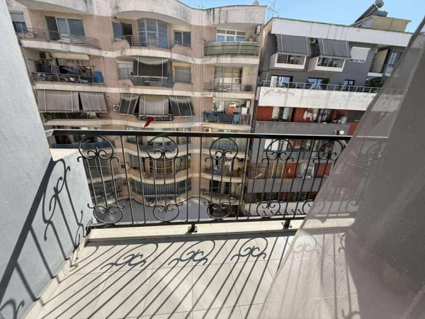 Tirane, jepet me qera apartament 2+1 Kati 5, 109 m² 460 € (Unaza e Re, pranë Bar Tubino.)