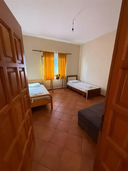 Tirane, jepet me qera shtepi 2+1 Kati 1, 85 m² 450 € (Astir prane Syri Tv)